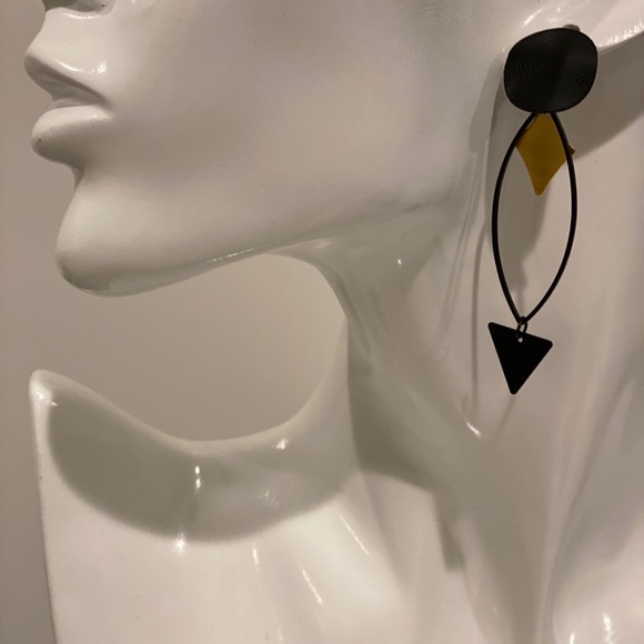 Earring/necklace set in gold and black. - Picture 2 of 3